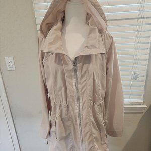 Athleta Cream/Tan Windbreaker Jacket. Size Medium. EXCELLENT CONDITION!